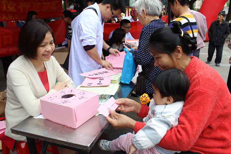 4月25日是 “全国儿童预防接种宣传日”,市民带着小孩积极参加“我来读一读”活动 4月25日是 “全国儿童预防接种宣传日”,市民带着小孩积极参加“我来读一读”活动
